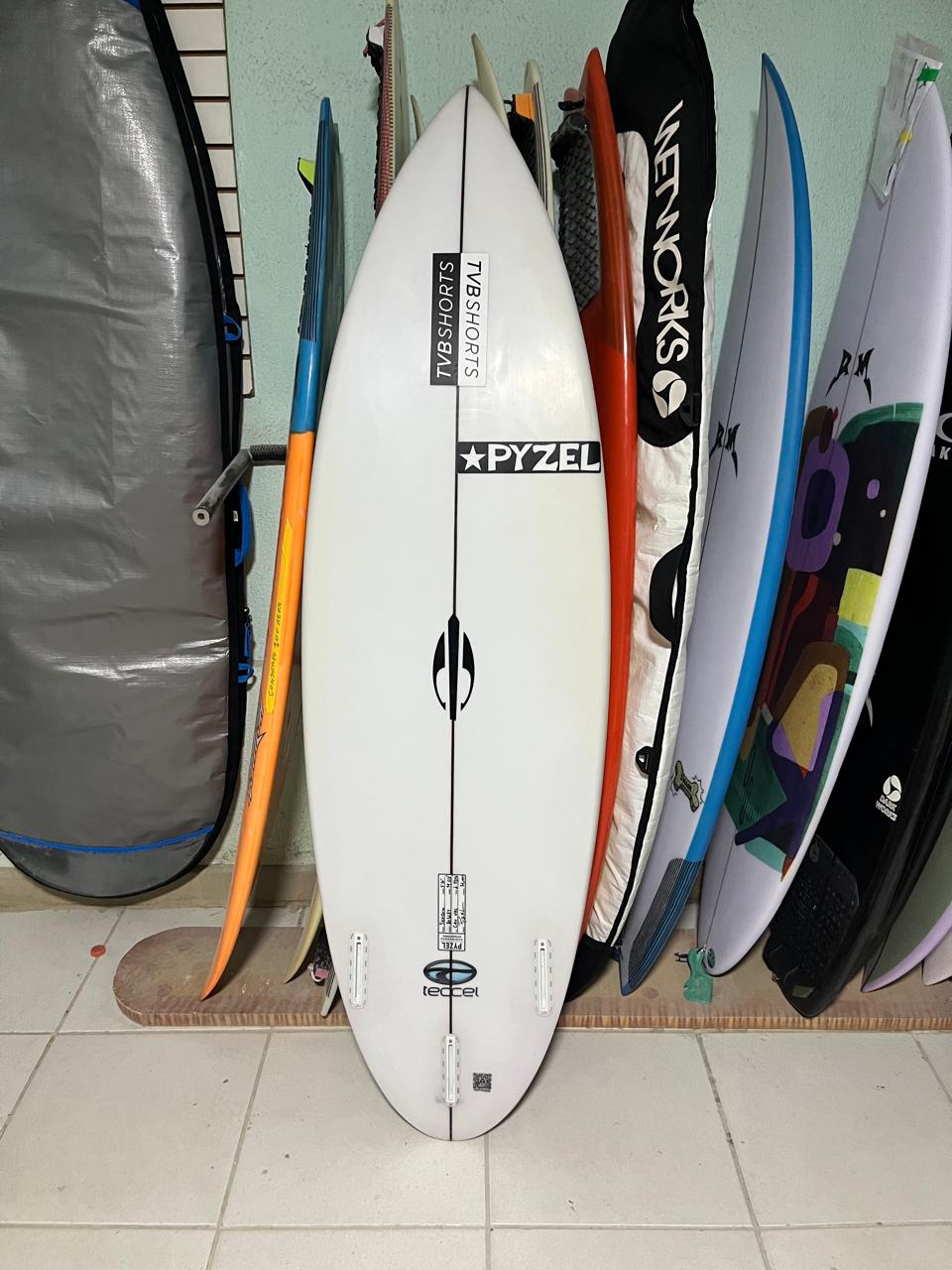 Prancha Pyzel Shadow 5'10 32L - Tow In